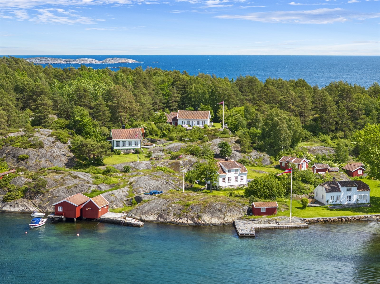 Det er opparbeidet hyggelig sti ned til bryggeanlegget i bukten, hvor man har tinglyst bryggerett for 2 båter i solid bryggeanlegg med 2 gangbare utryggere. Galleribilde