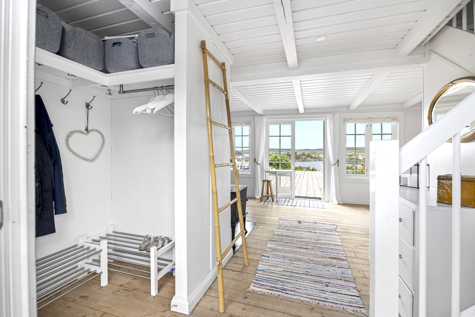 Hovedbygningen har et lyst og trivelig inngangsparti med inngang via frokostterrassen og en stor, gjennomgående stue med nydelig utsikt, Galleribilde