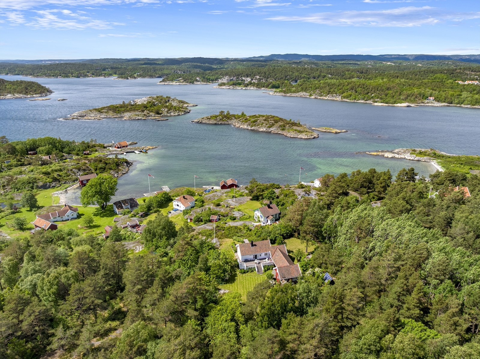 Eiendommen har ca. 21% (28333/1350000) andel av fellesareal på tilsammen anslagsvis 156 dekar bestående av gnr. 76, 1 og 12 i Grimstad. Galleribilde