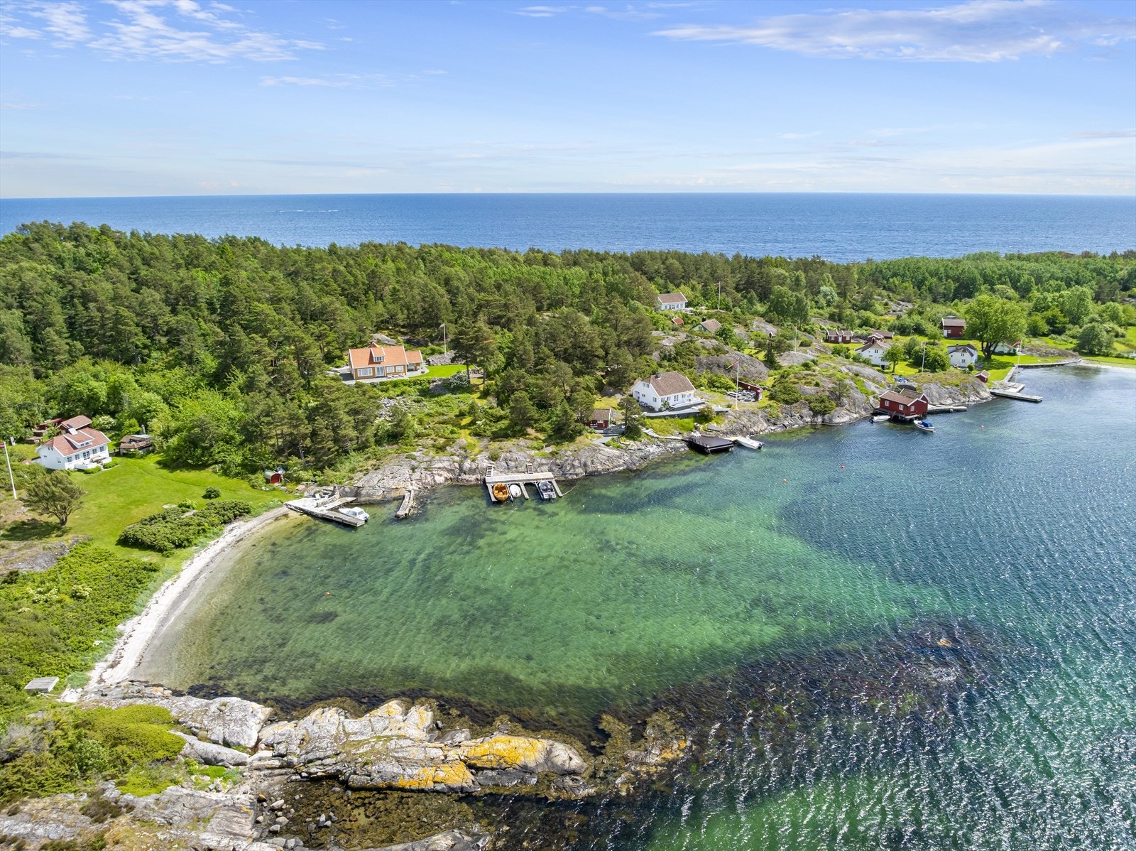 Beliggende i Grimstad's vakre skjærgård mot lun bukt med tinglyst brygge for 2 båter. Galleribilde