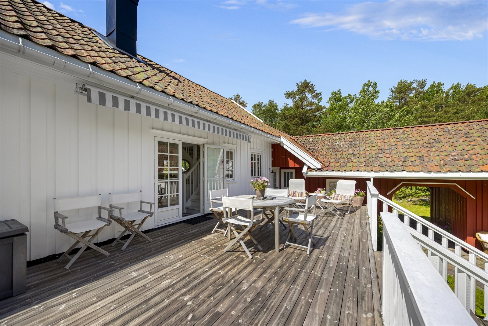 Frokost- og formiddagsterrasse mot sydøst. Galleribilde