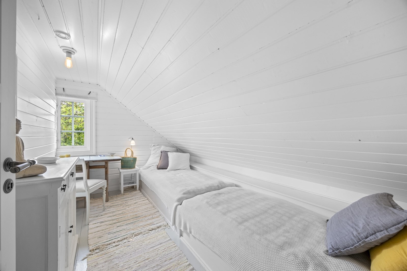 Soverom 2 av 3 i loftsetasjen på hovedbygget. Galleribilde