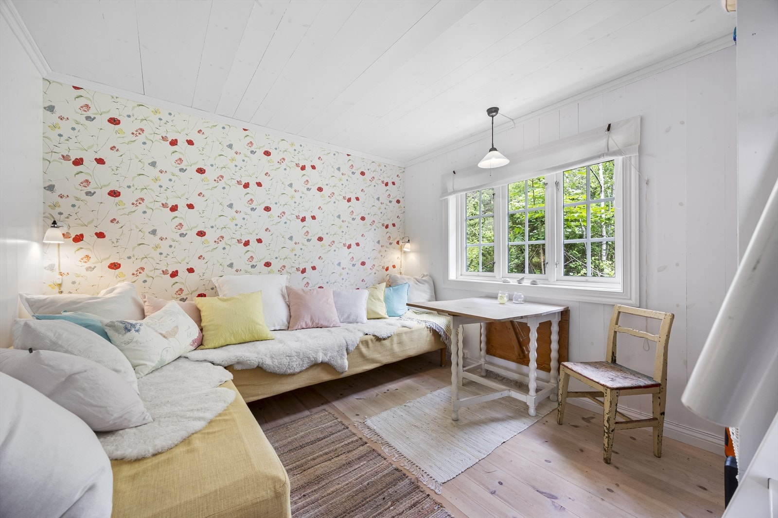 "Anneksrommet" i sidebygget er innredet som ekstra stue, med romslig sovehems. Galleribilde