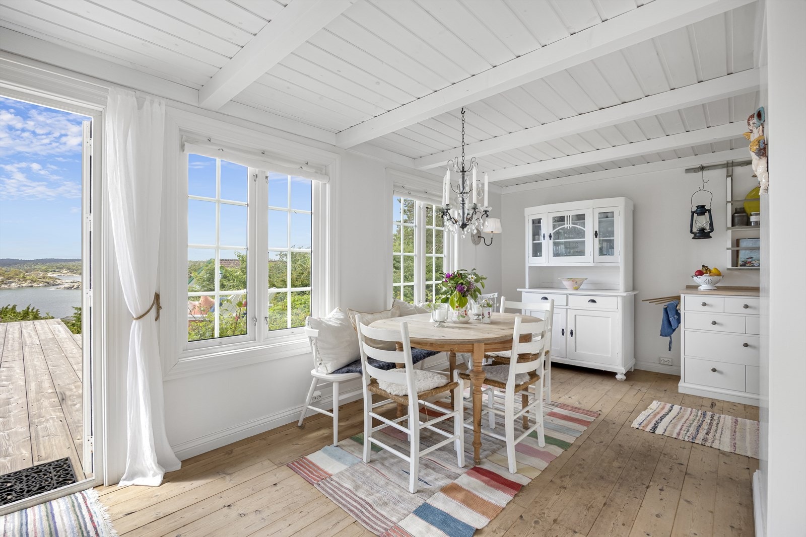 Spisestue - Innredning er gjennomgående i klassisk sørlandsstil med tregulv, tapeter og malt panel og synlige takbjelker. Galleribilde