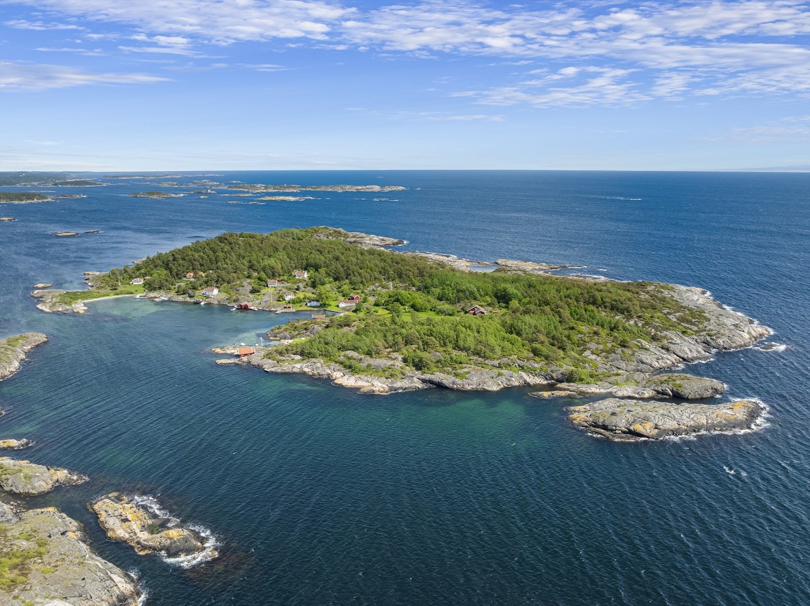 Eiendommen ligger på vestre del av Bjorøya mot lun bukt, særdeles solrikt og tilbaketrukket på en høyde med friareal i bakkant og nydelig, vidstrakt skjærgårdsutsikt. Galleribilde