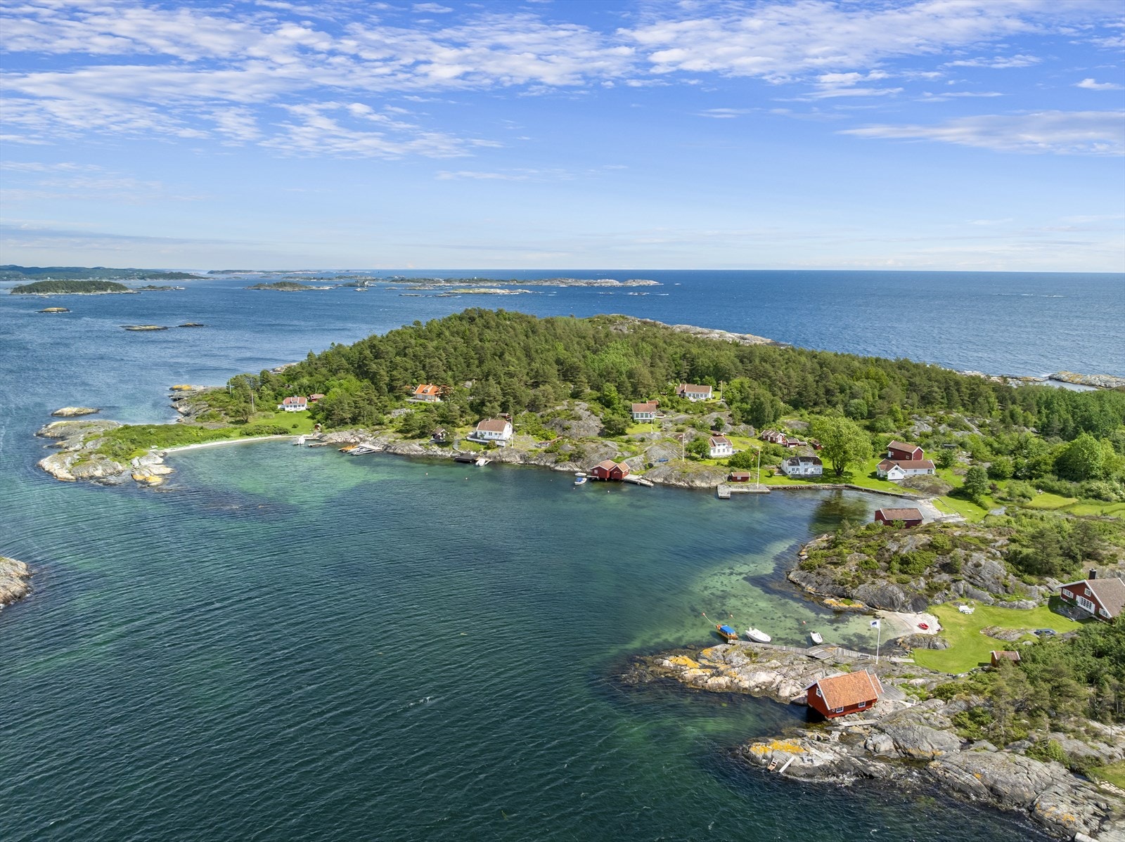 Her kan man nyte øylivets fredfulle gleder kun en kort båttur fra fastlandet, enten fra Grimstad sentrum med indre havn, Holvika, Groos eller Homborsund. Galleribilde