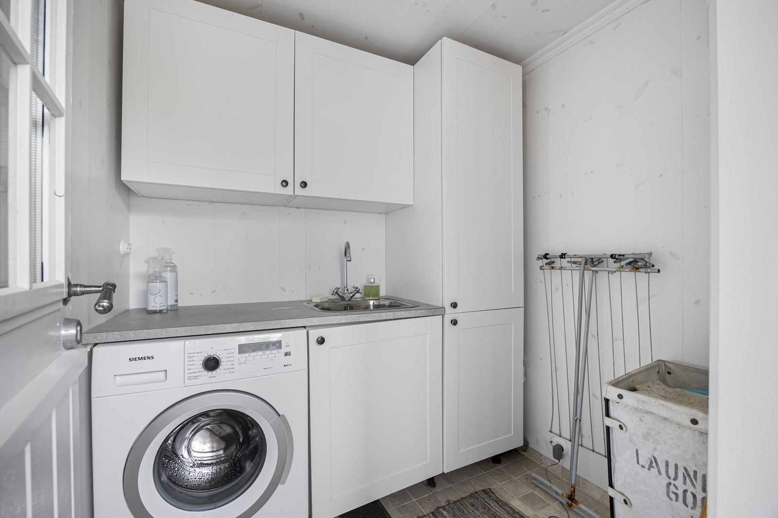 Sidefløyen mot nord består av vaskerom og et av 3 gjesterom i sidefløyen. Galleribilde