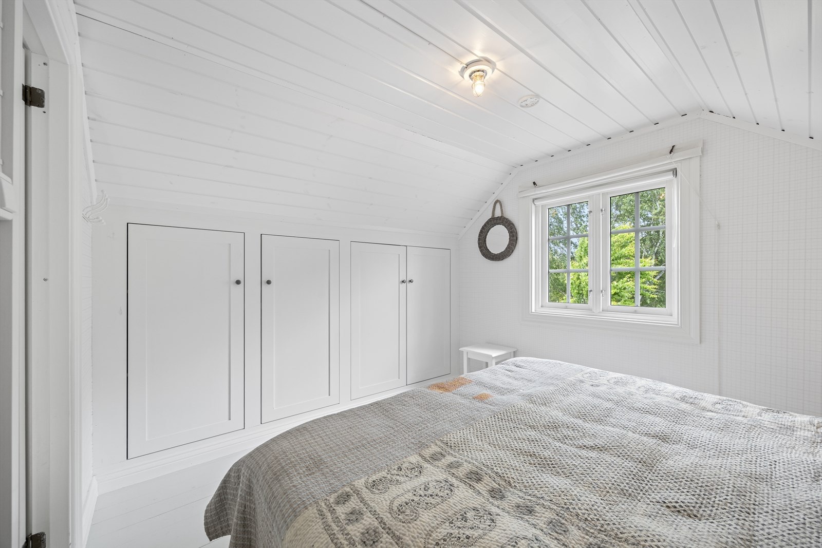 Soverom med plassbygde skap og garderober. Galleribilde