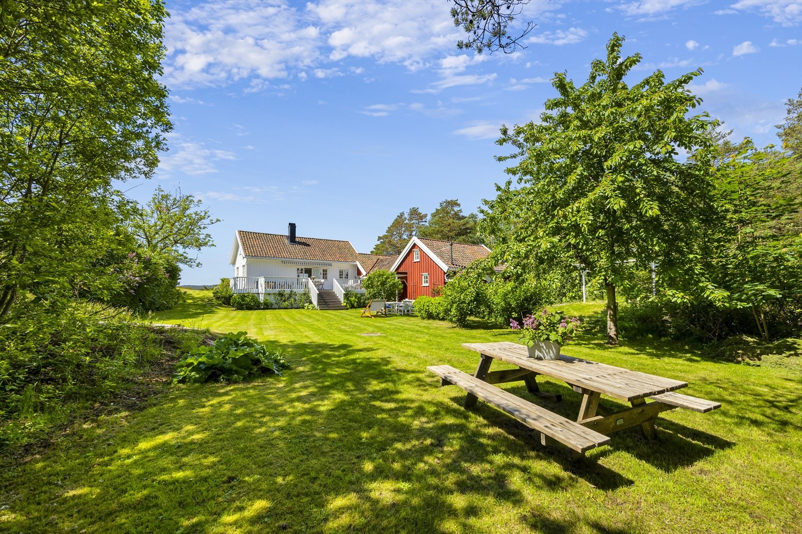 Stor, skjermet hage med sol hele dagen og rikelig med boltreplass for hele familien. Galleribilde
