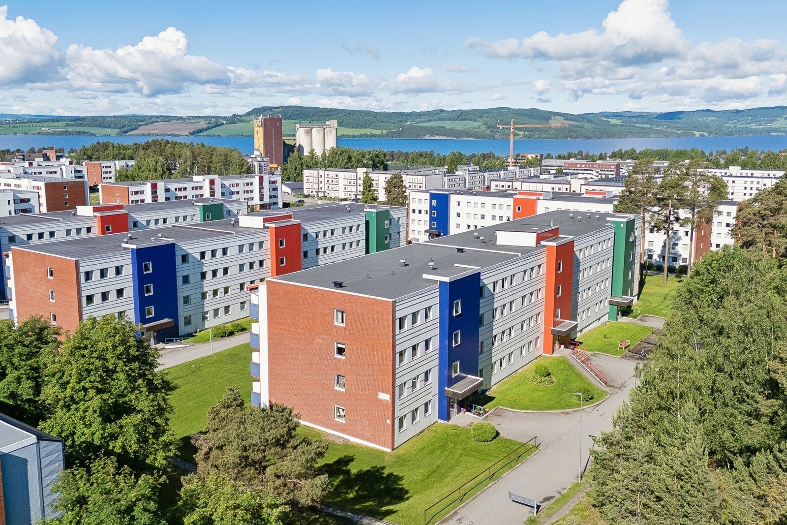 Det er gangavstand til matbutikker, barnehager, skoler og kjøpesenter, samt kun ca. ca. 2,5 km til bysentrum. Galleribilde