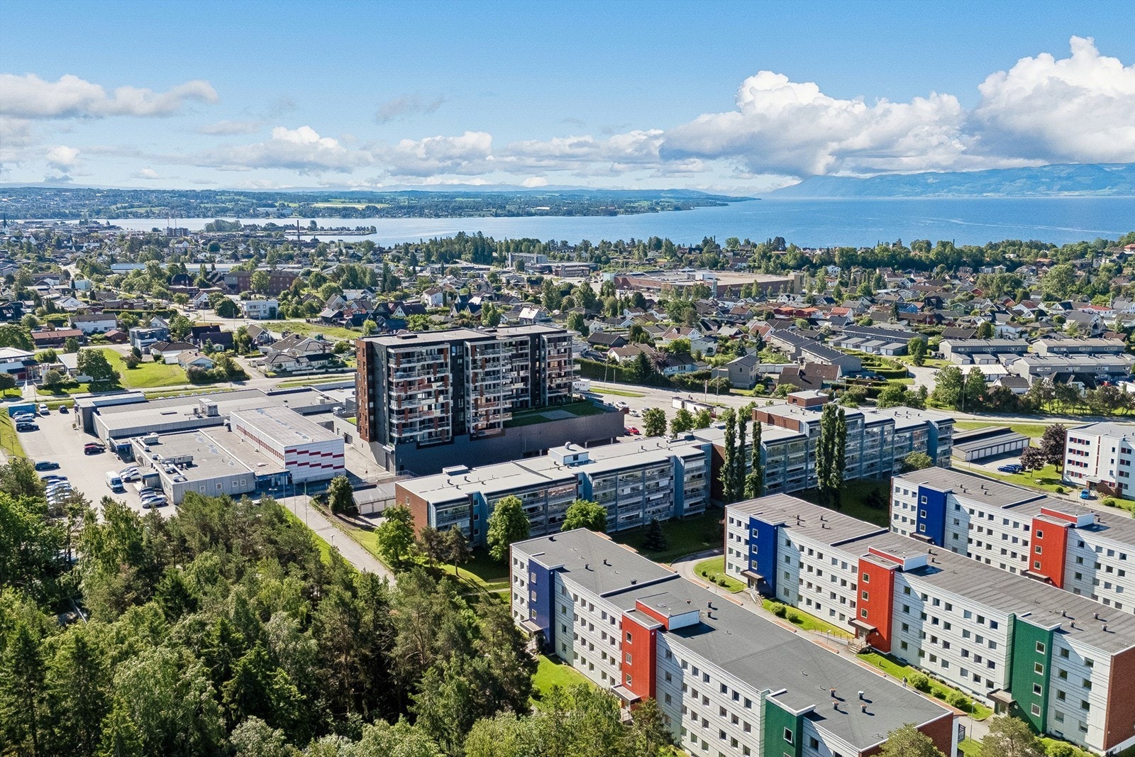 Det er ellers kort vei til Mjøsa og Furuberget for fine tur- og rekreasjonsmuligheter. Bussholdeplass er like ved. Galleribilde