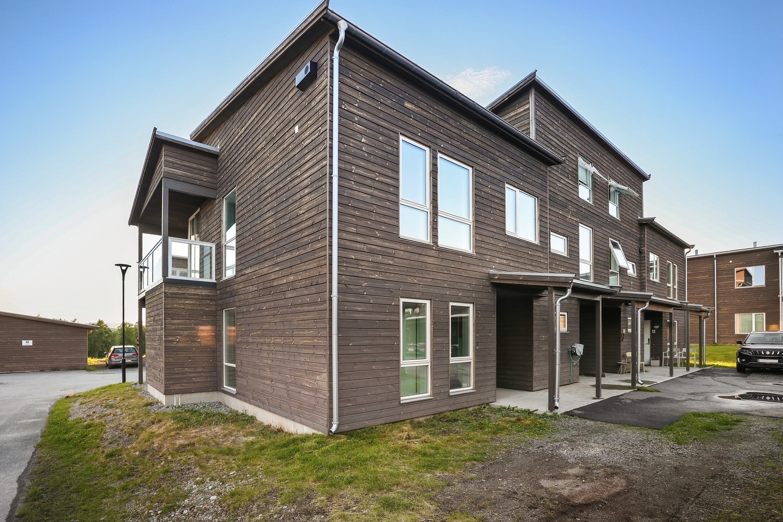 For barnefamilier er beliggenheten ideell med kort og trygg vei til flere skoler og barnehager. Galleribilde