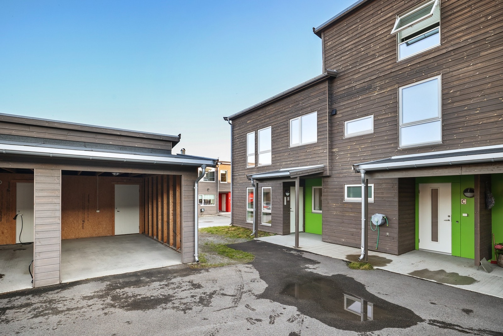Det medfølger parkering i carport. Galleribilde