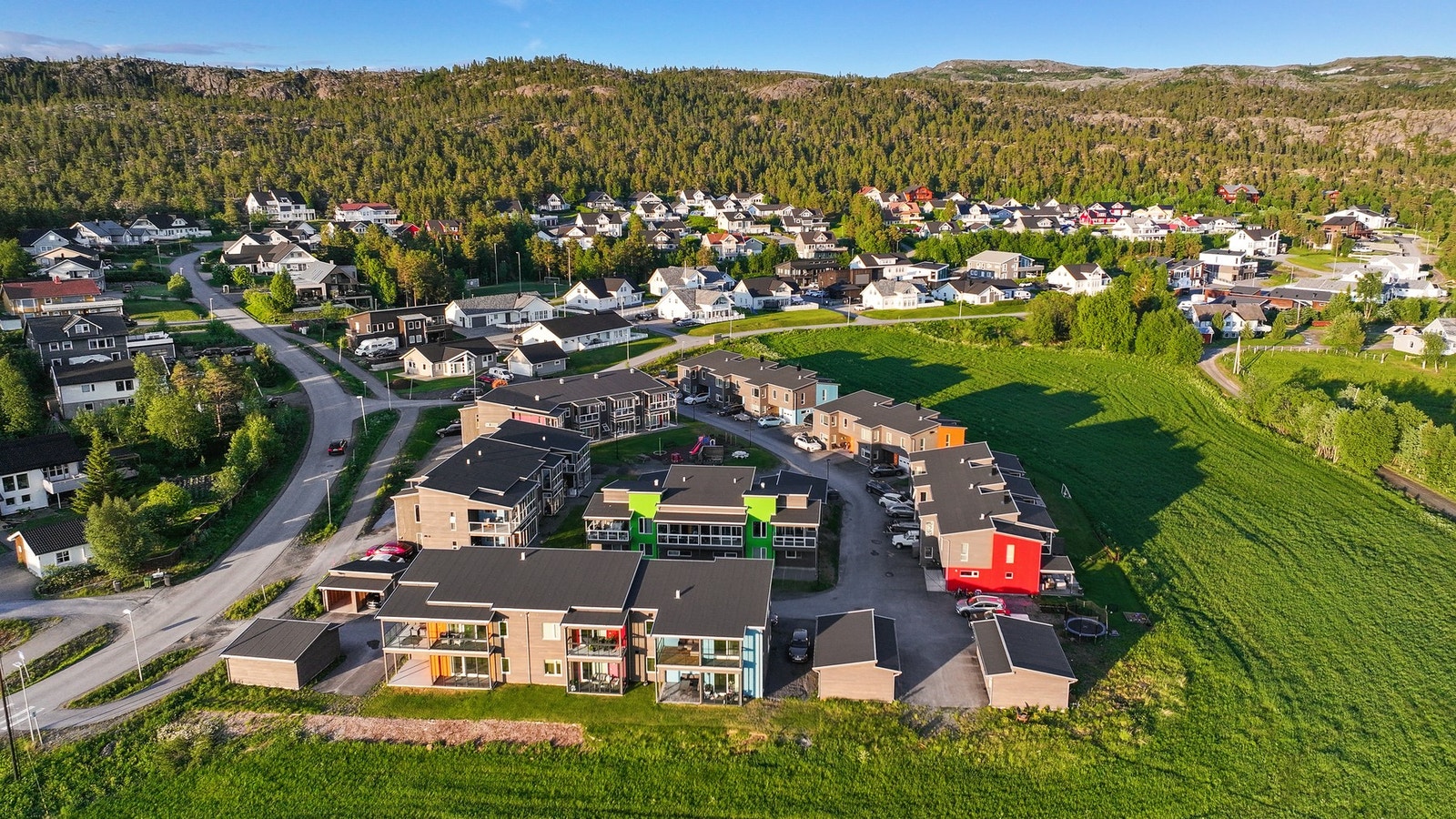 Offentlig kommunikasjon er lett tilgjengelig med bussholdeplassen 'Sagahøyden' ca. 400 meter unna, som har jevnlige avganger. Galleribilde
