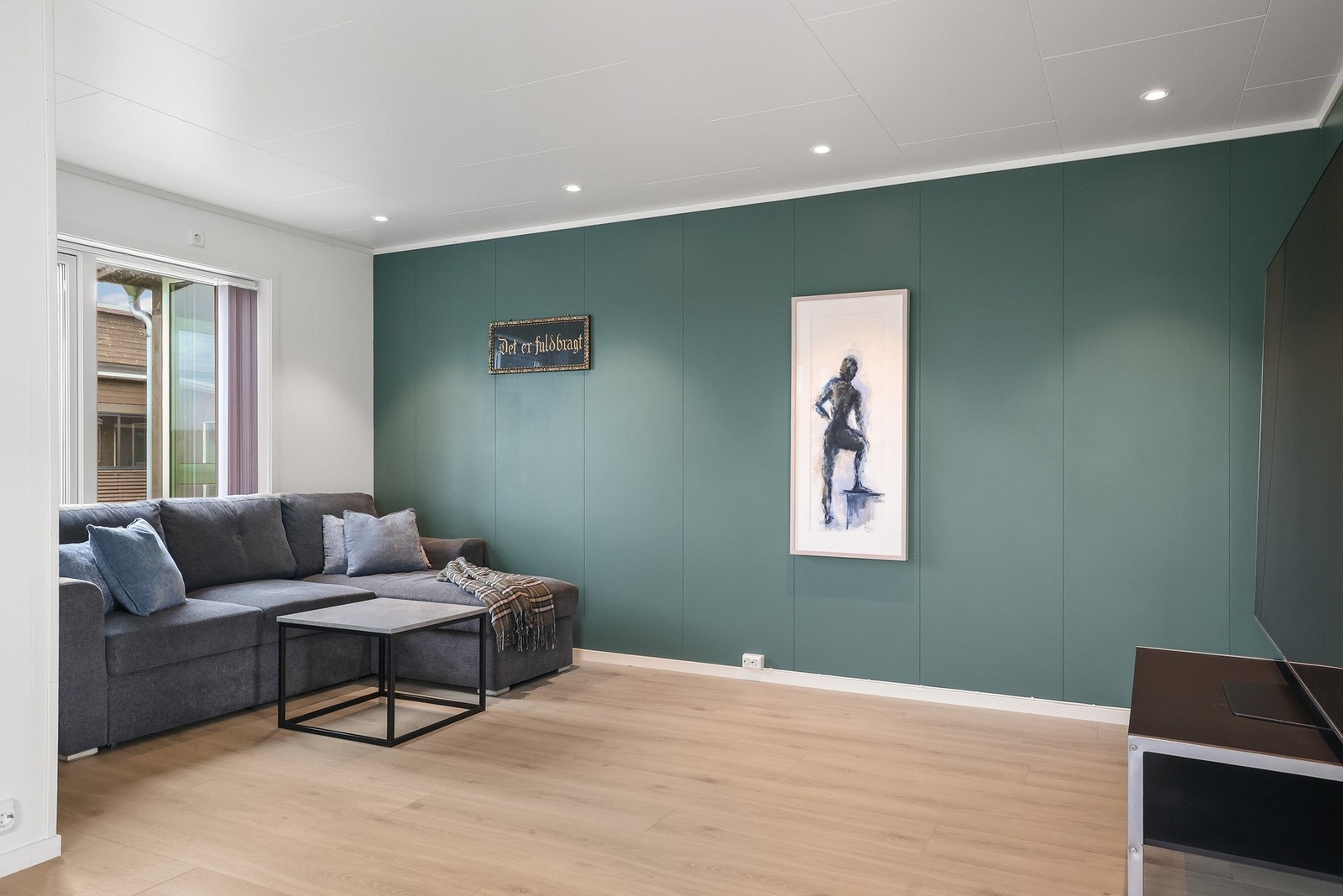 Det er god plass til en sofagruppe og TV med tilhørende møblement. Galleribilde