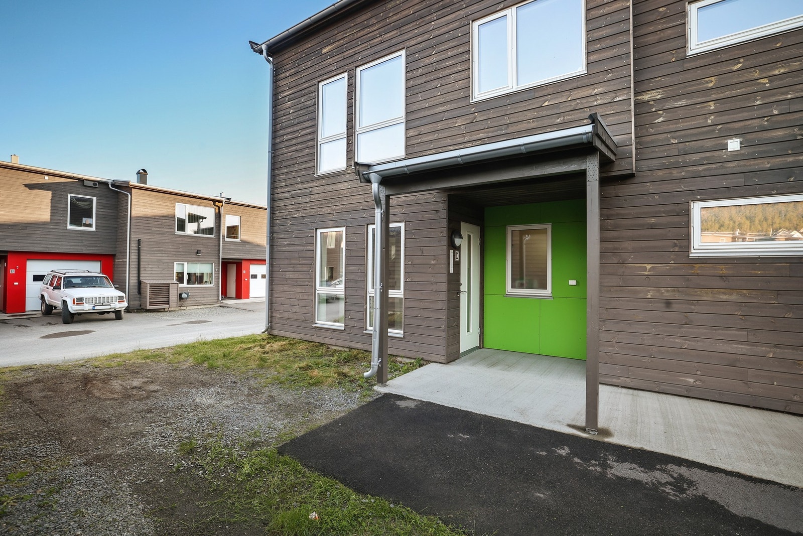 Boligen har en attraktiv og barnevennlig beliggenhet i det etablerte boligområdet Sagali, et populært område i Alta. Galleribilde