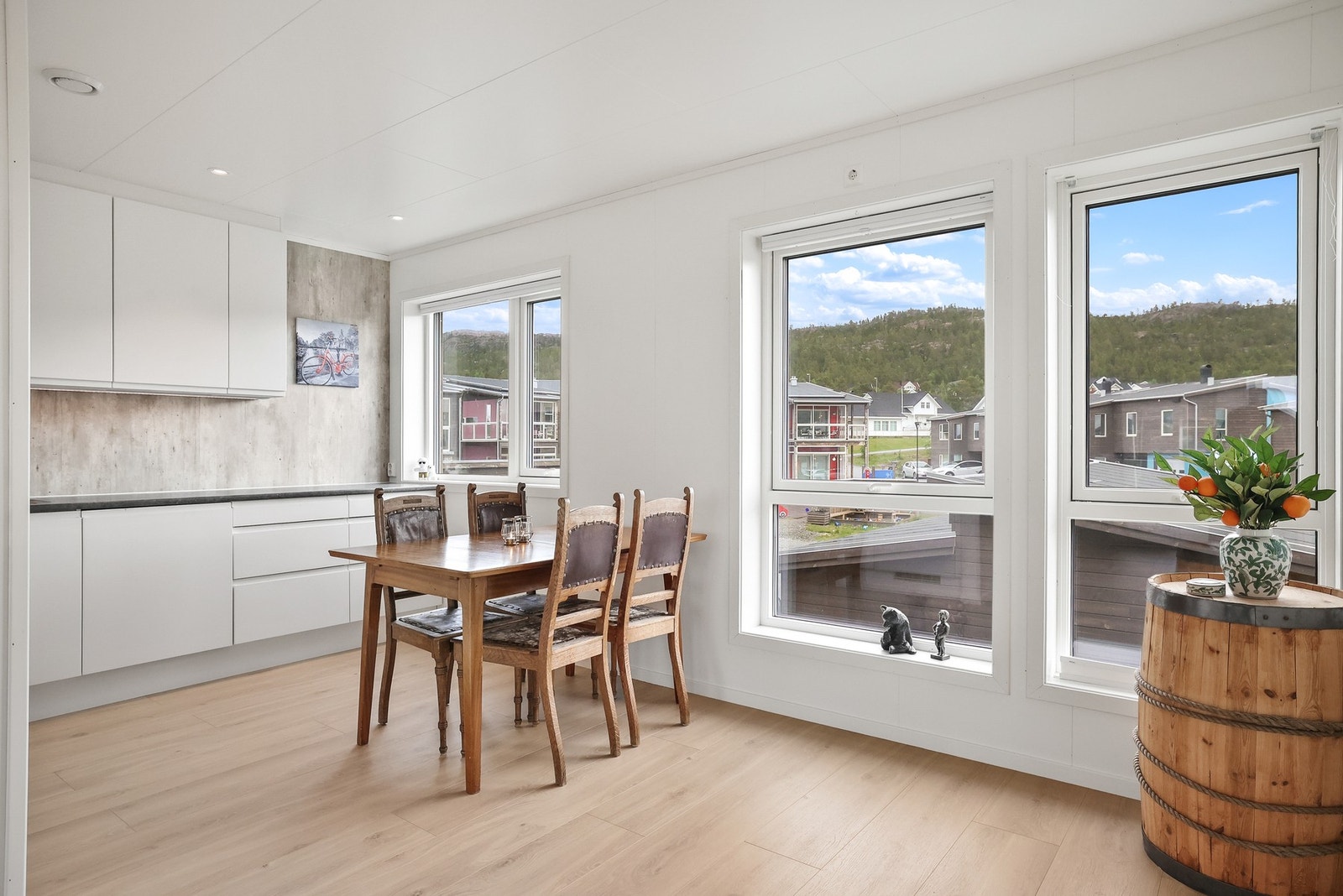 Innredningen har glatte fronter og benkeplate med laminert overflate. Galleribilde