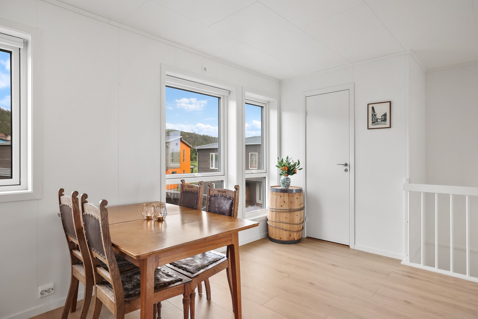 Her er også god plass til et spisebord med tilhørende stoler - et naturlig samlingspunkt for hyggelige måltider. Galleribilde