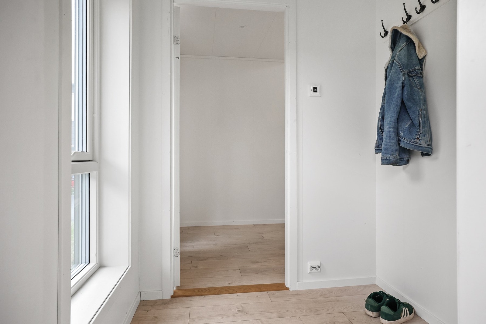 Boligen har en innbydende entré i første etasje som gir et godt førsteinntrykk. Galleribilde