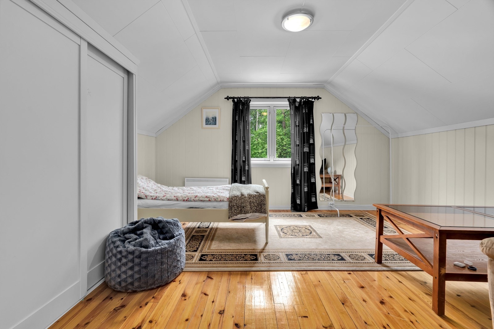 Dette soverommet har en praktisk skyvedørsgarderobe for god oppbevaring. Galleribilde
