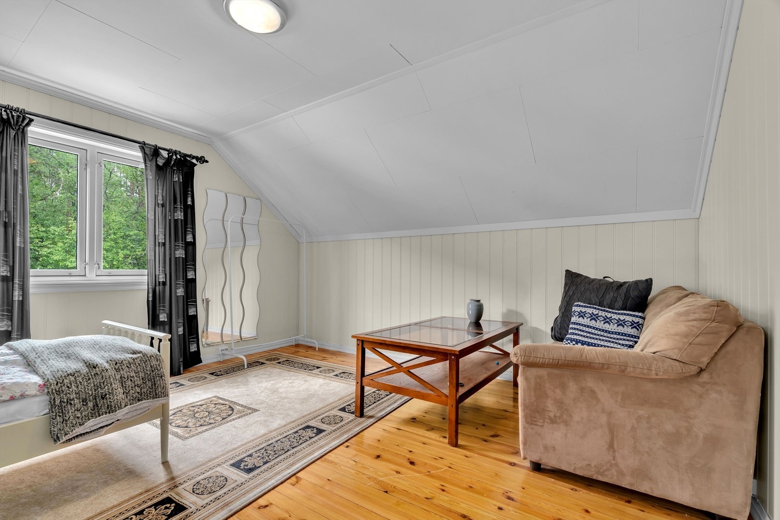 Det ene av to soverom på loftet, med plass til seng og møblering. Galleribilde