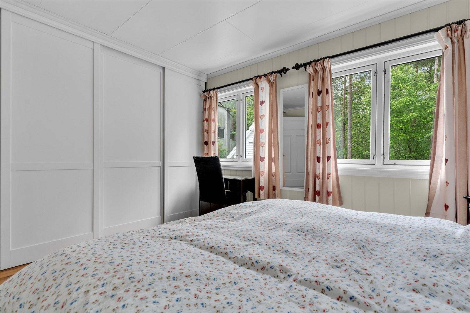 En stor skyvedørsgarderobe gir rikelig med oppbevaringsplass på soverommet. Galleribilde