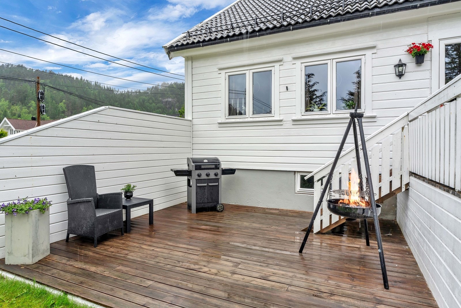 En mer usjenert del av uteplassen, perfekt for grill og avslapning. Galleribilde