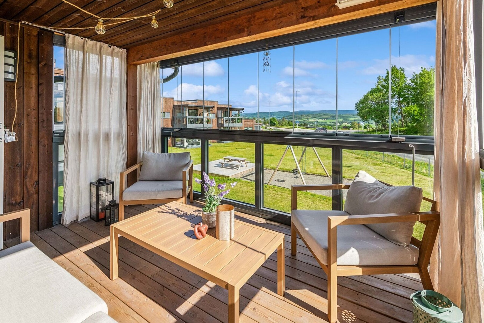 Fra stuen har man direkte utgang til innglasset veranda på 10 kvm. Galleribilde