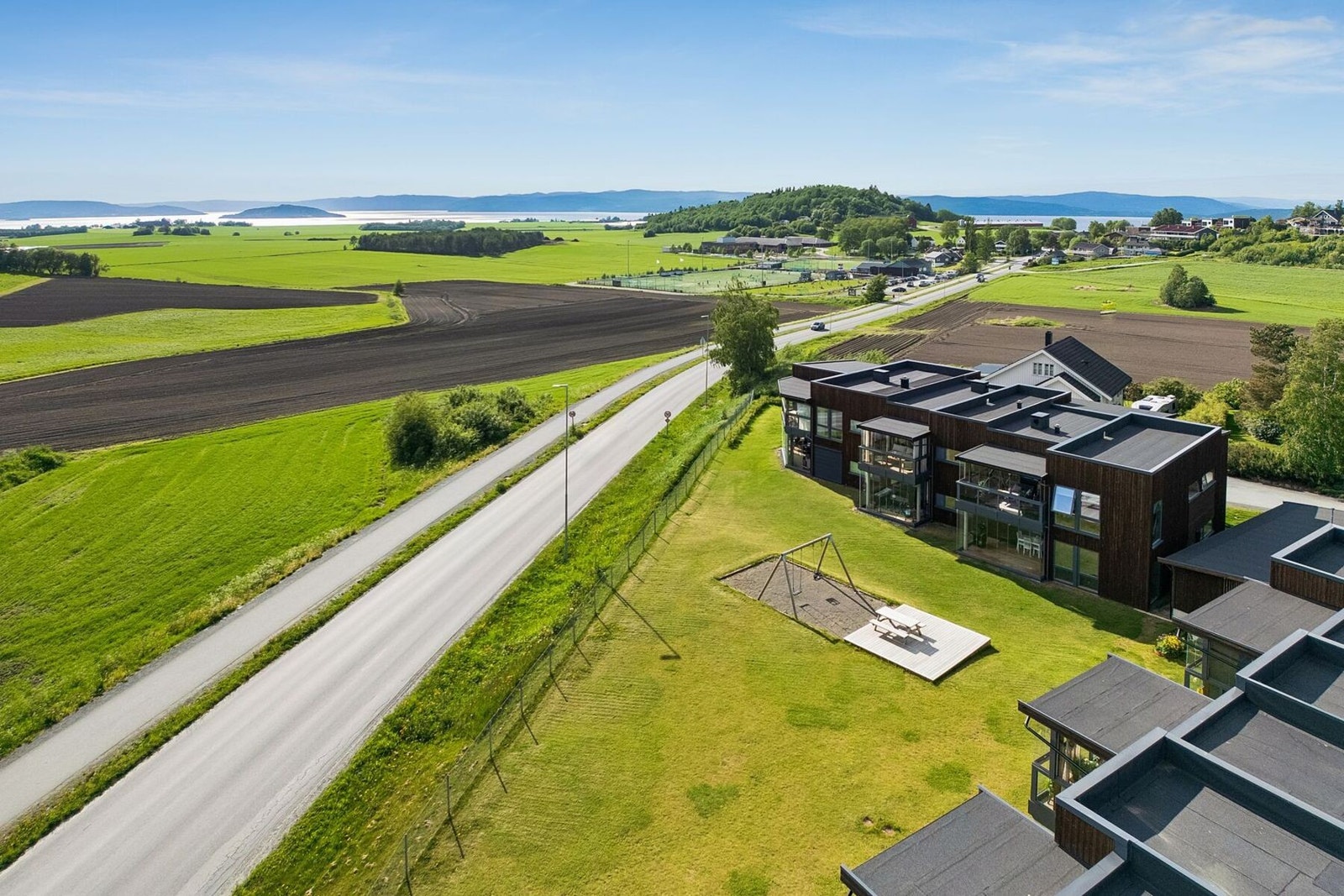 Magneten kjøpesenter, Moan idrettspark, Sykehuset Levanger og Nord Universitet nås på sykkel innen ca. 10-15 minutter. Galleribilde