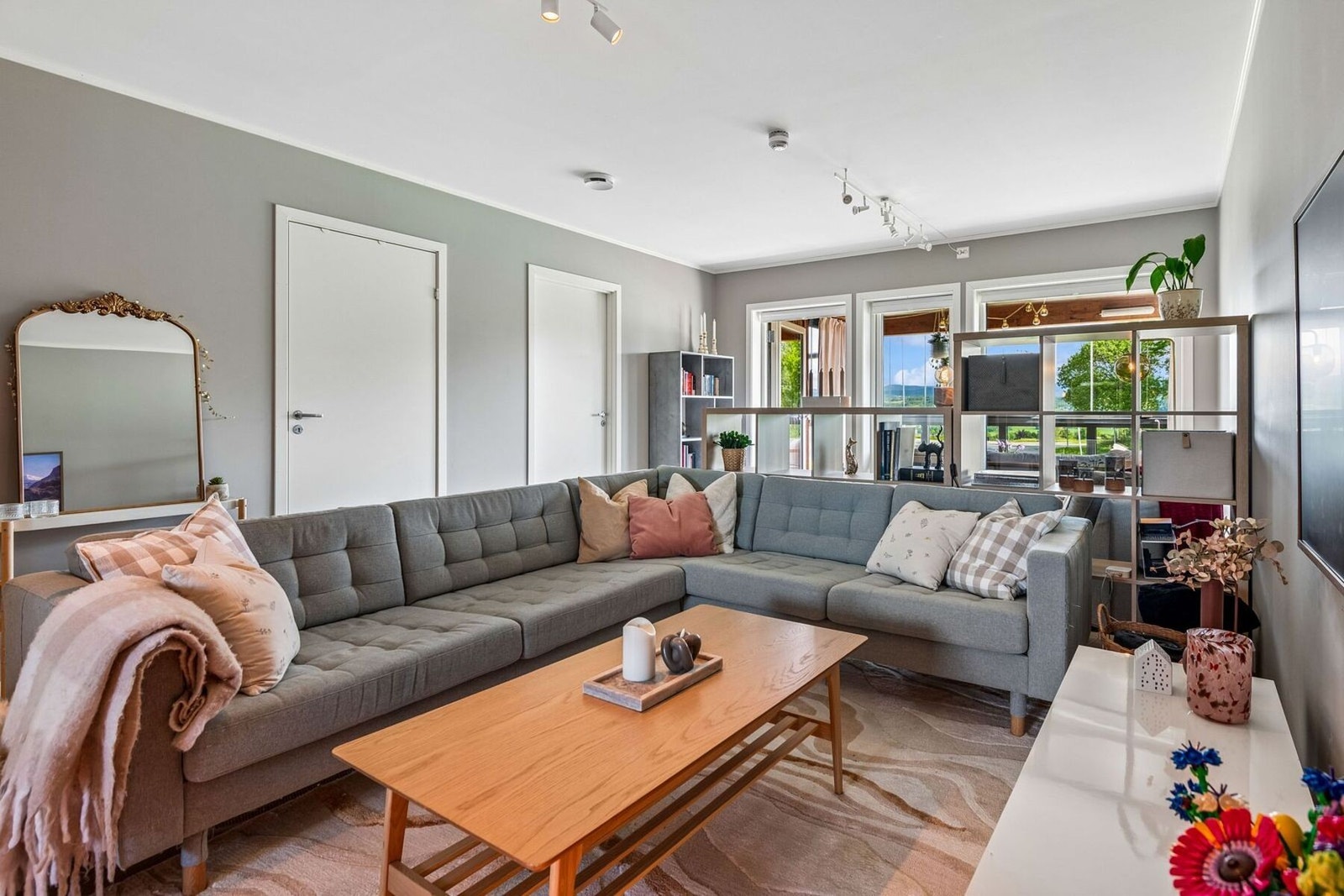 Stuen har rikelig med plass til både spisegruppe og sofagruppe. Galleribilde