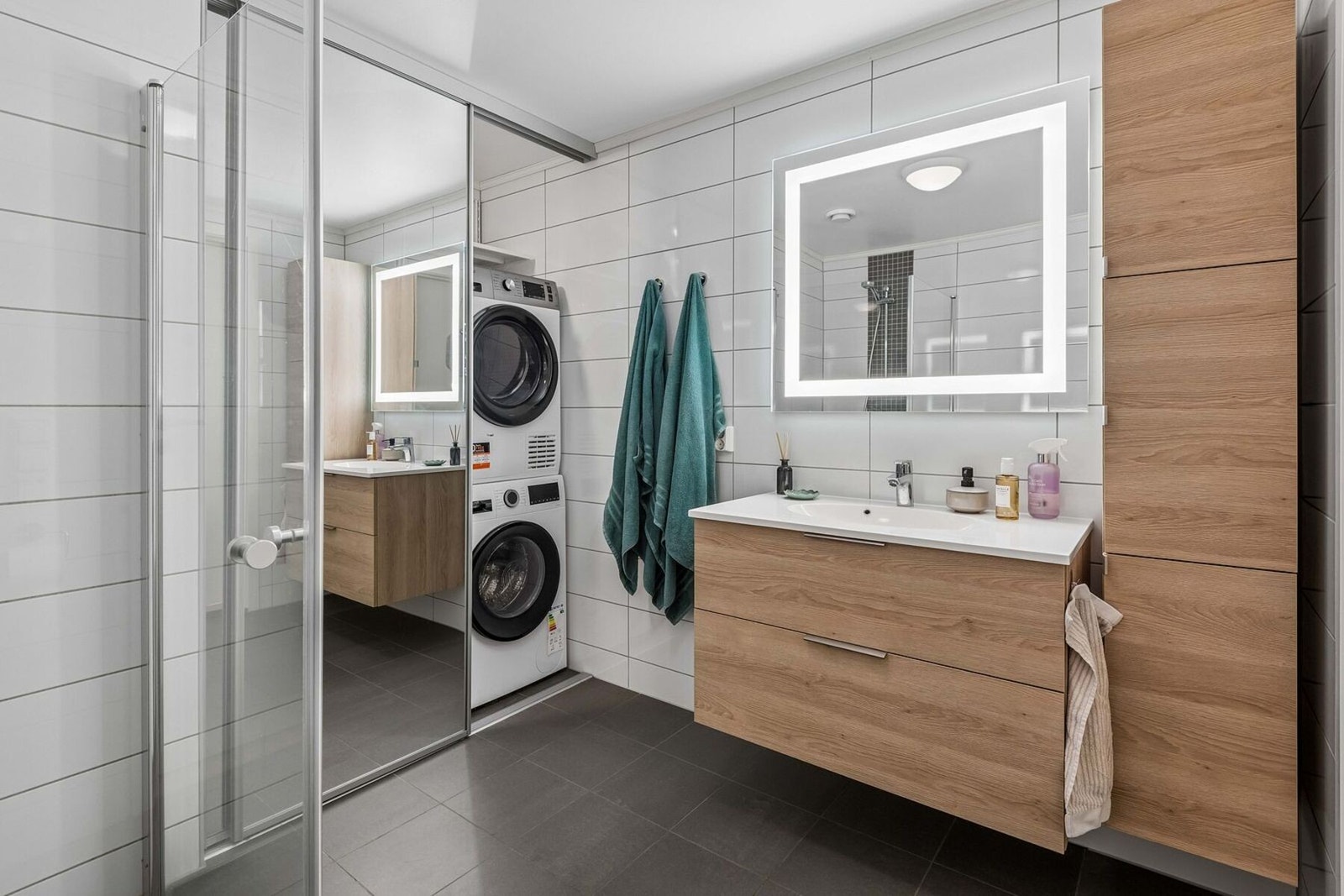 På badet finner man også opplegg for vaskemaskin og tørketrommel i en egen avdeling som kan gjemmes vekk med etablert skyvedører. Galleribilde