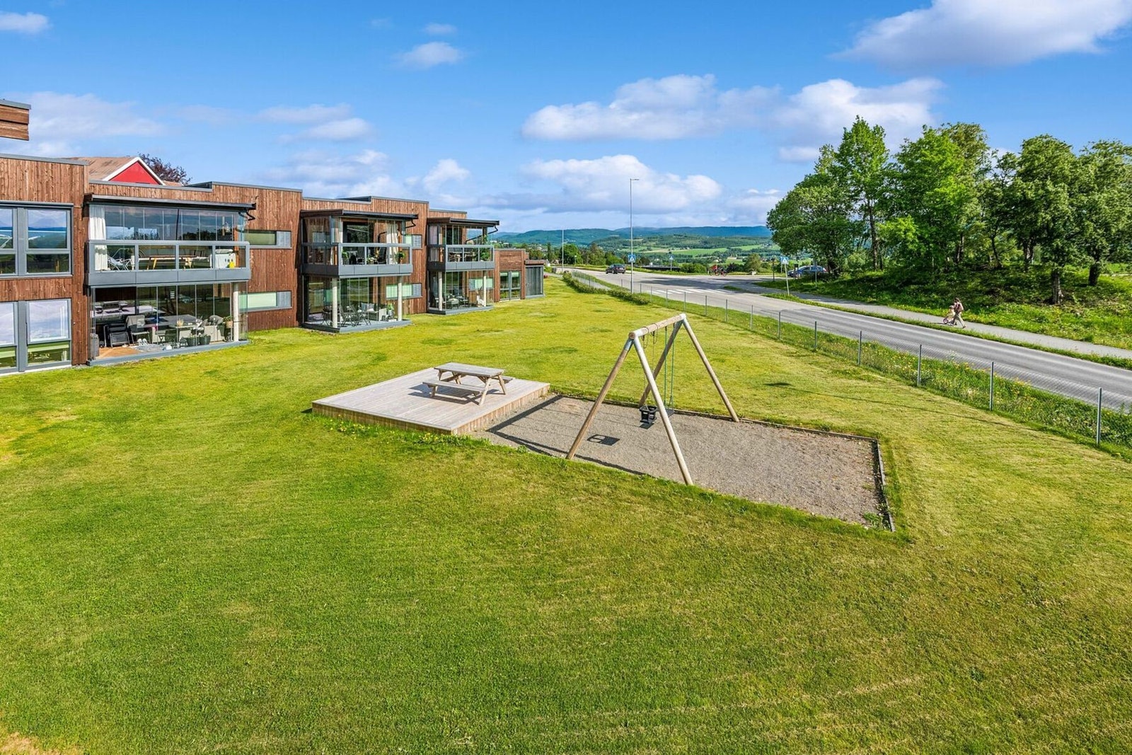 Beliggenheten er ettertraktet på grunn av de rolige omgivelsene og nærheten til idrettsanlegg, barnehage, barneskole, tur- og rekreasjonsmuligheter. Galleribilde