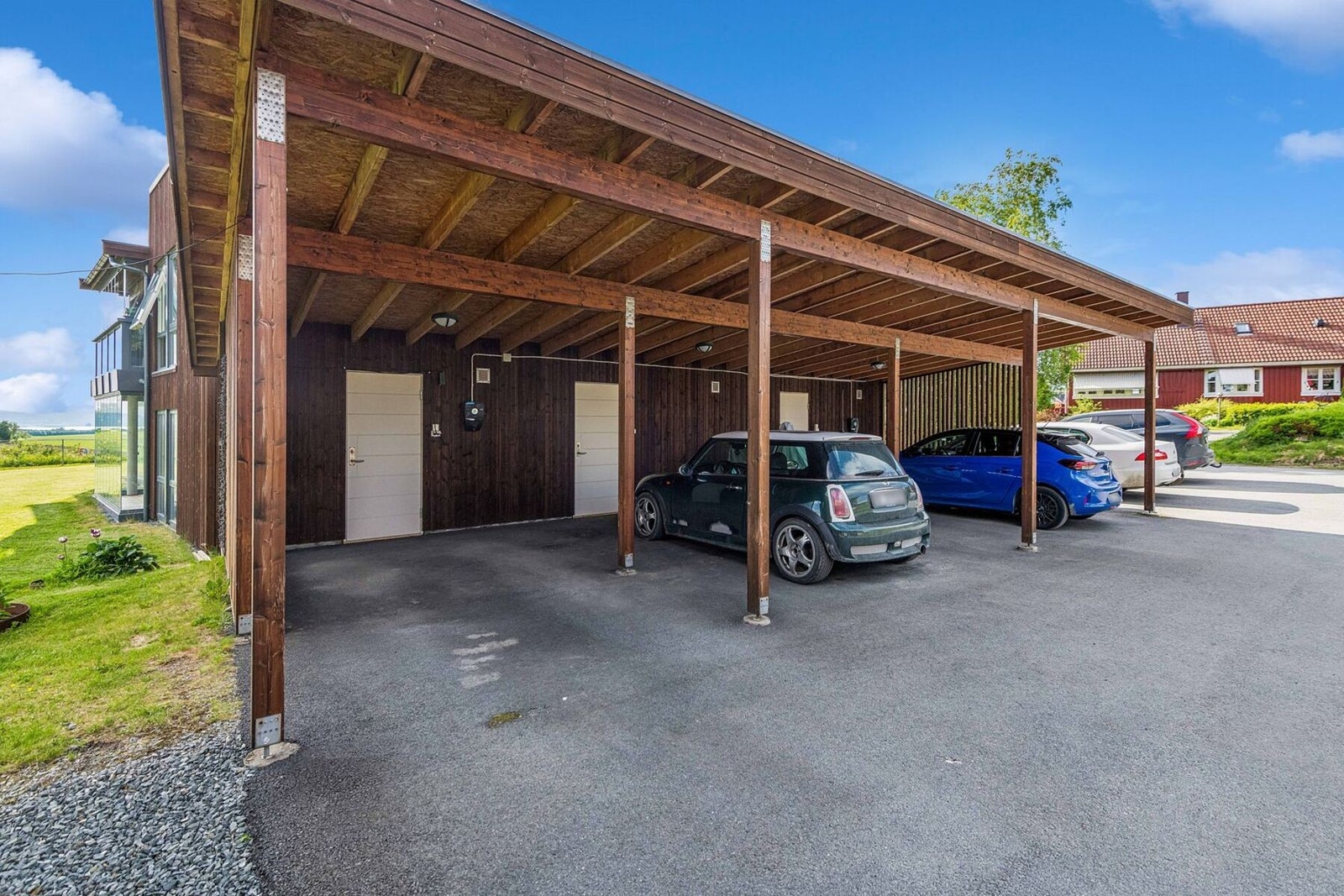 Parkering i carport med elbillader. Galleribilde