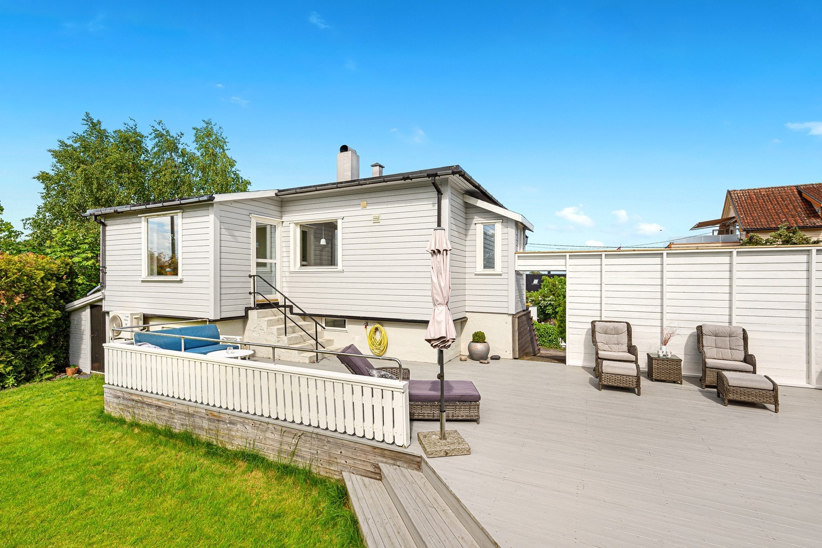Boligen har en meget romslig og vestvendt terrasse og hage Galleribilde