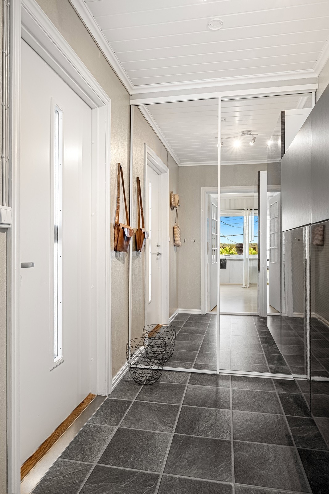 Velkommen inn! Entré med praktisk skyvedørsgarderobe Galleribilde