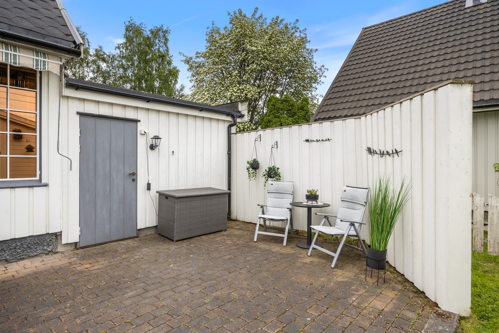 Pent opparbeidet uteområde med god plass til å nyte sommerdagene. Galleribilde