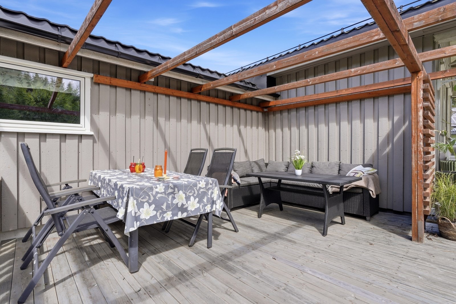 En lun og usjenert uteplass med pergola, perfekt for sosiale lag. Galleribilde
