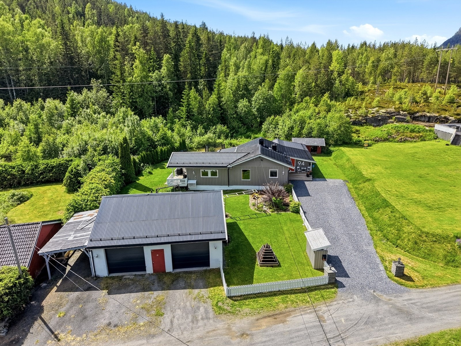 Enebolig med stor, dobbel garasje. Her er det rikelig med plass for både familieliv og hobbyvirksomhet. Galleribilde