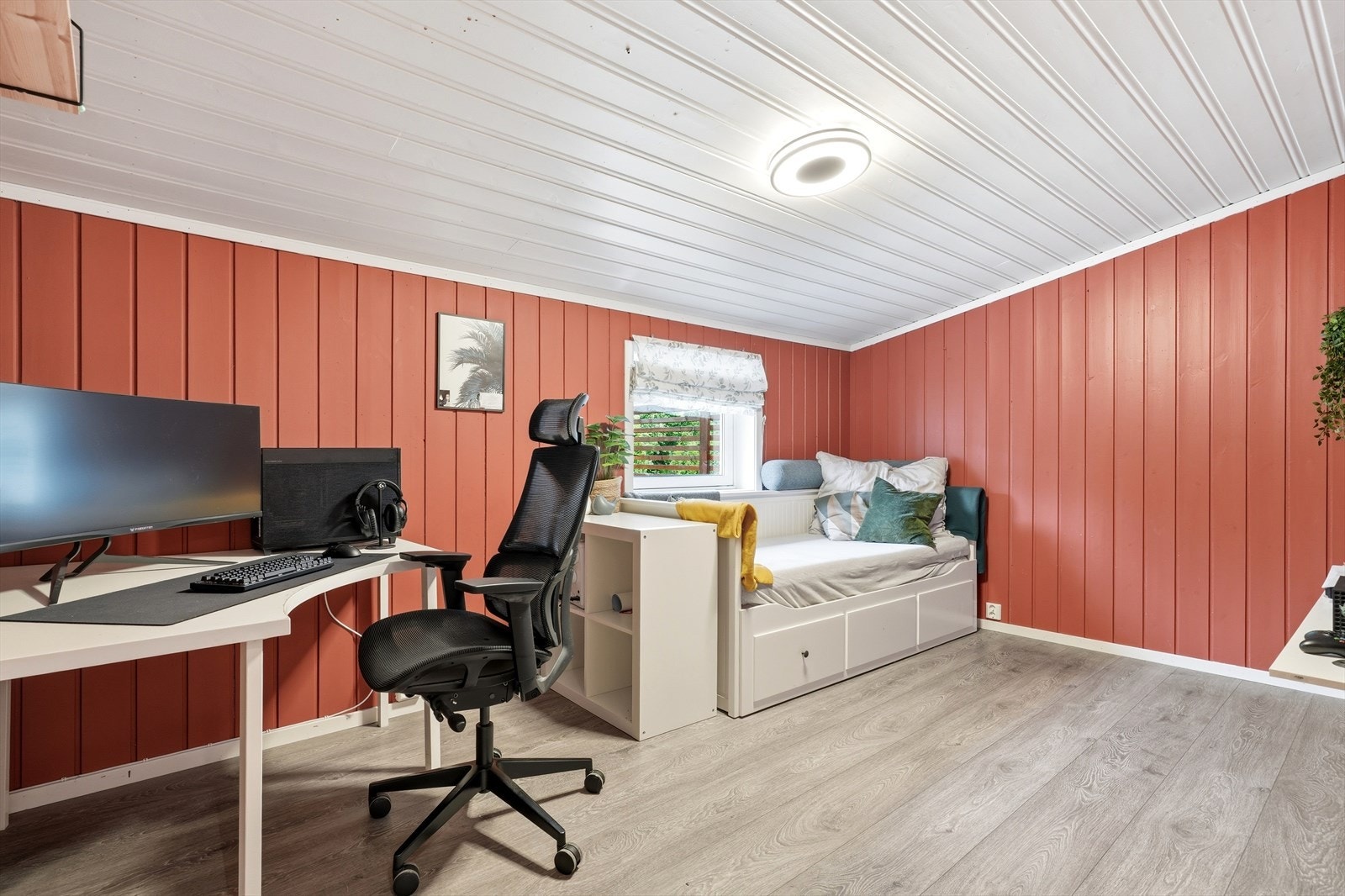 Et av boligens fire soverom, ideelt som ungdomsrom, gjesterom eller kontor. Galleribilde
