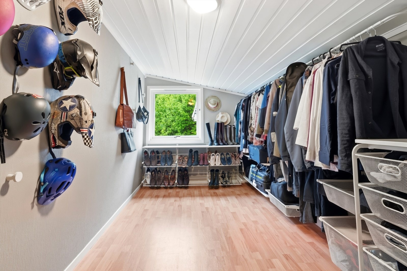Fra hovedsoverommet er det direkte tilgang til et romslig walk-in-closet. Dette rommet har en fin størrelse som et soverom, dersom man har behov for det. Galleribilde