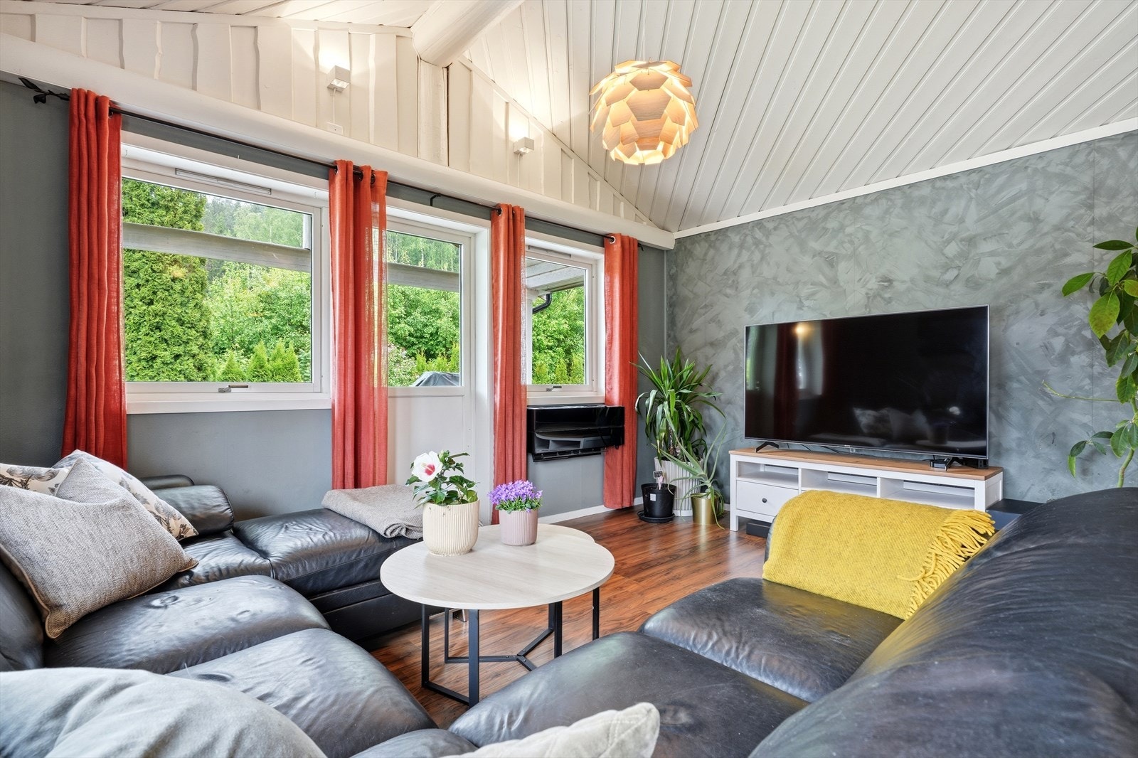 En egen TV-krok gir rom for avslapning, adskilt fra spisestuen. Galleribilde