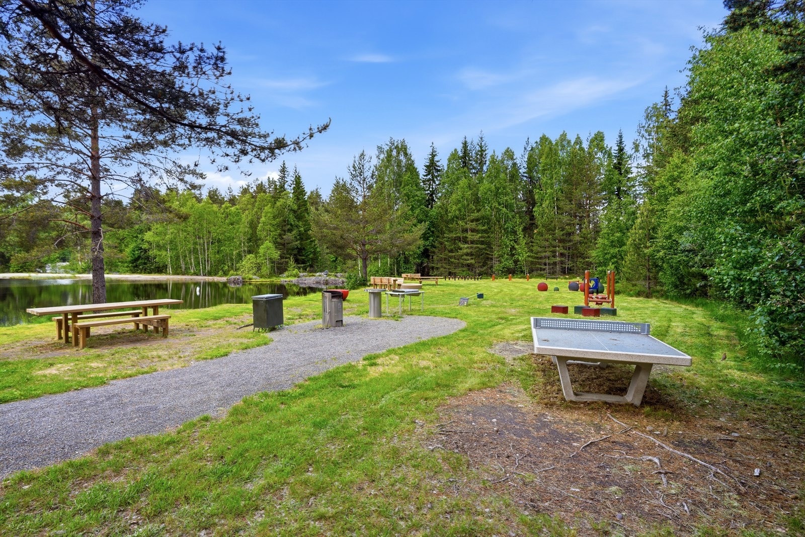 Ved badeplassen finnes også grillmuligheter, bordtennisbord og sittegrupper. Galleribilde