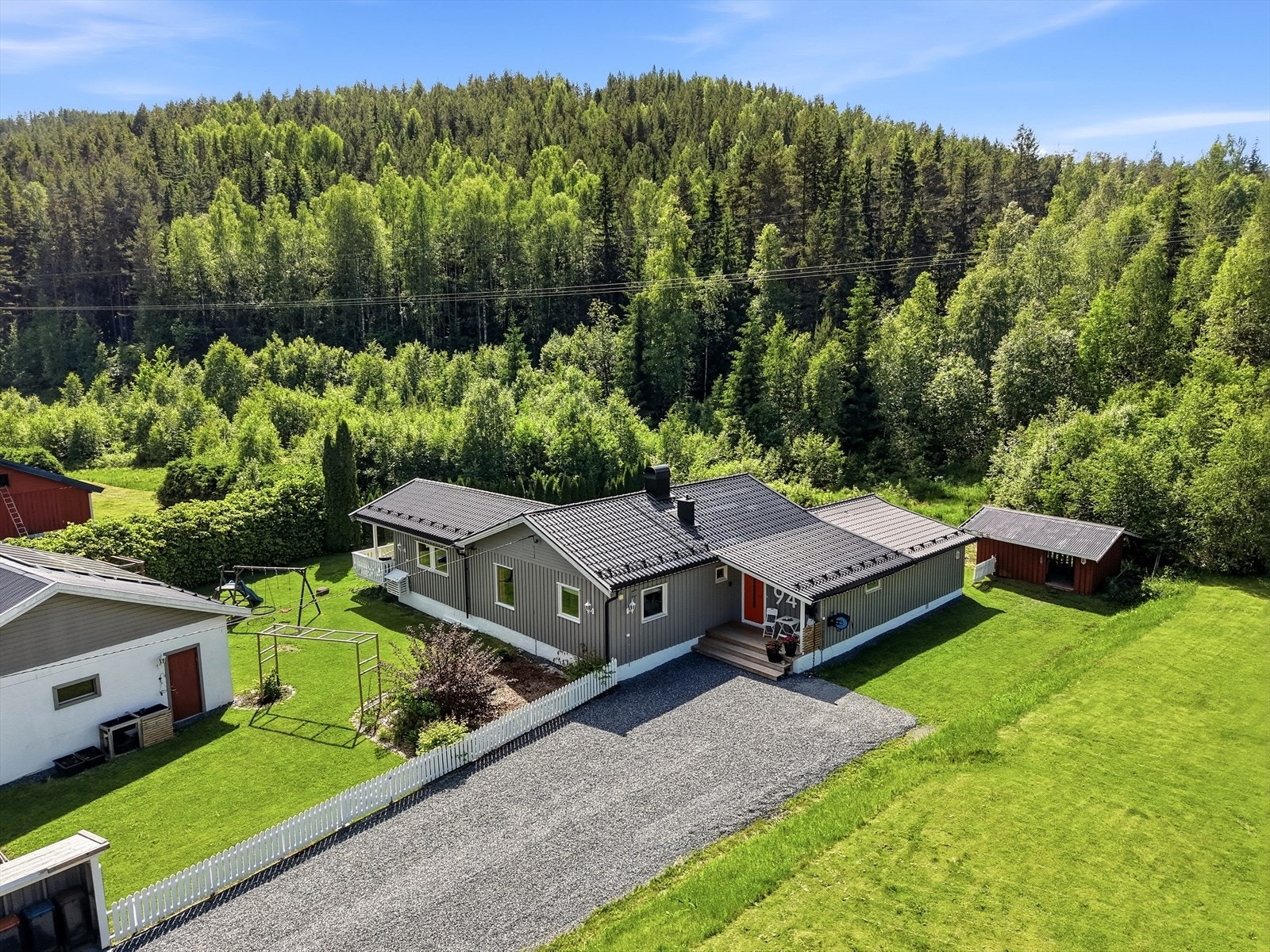 Stor, gruset gårdsplass med god plass til parkering for flere biler. Galleribilde
