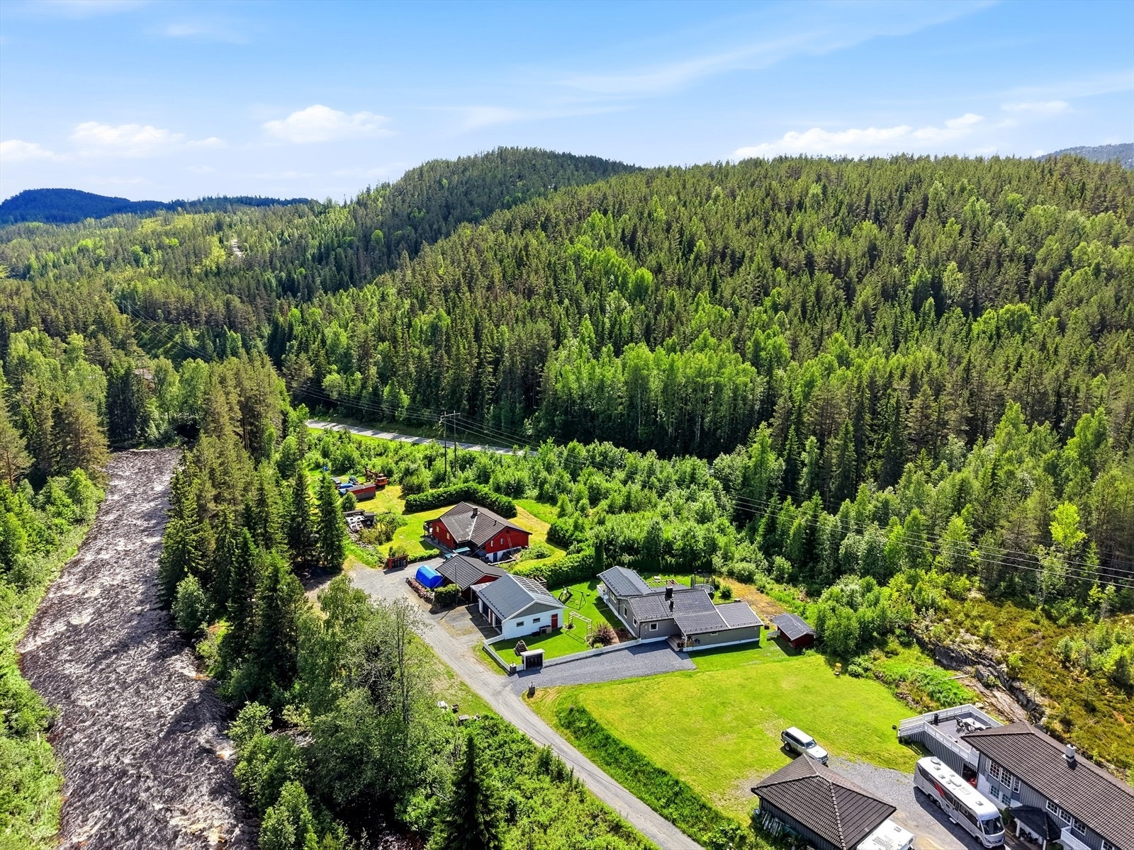 Eiendommen ligger landlig og usjenert til, med skog og natur som nærmeste nabo. Galleribilde