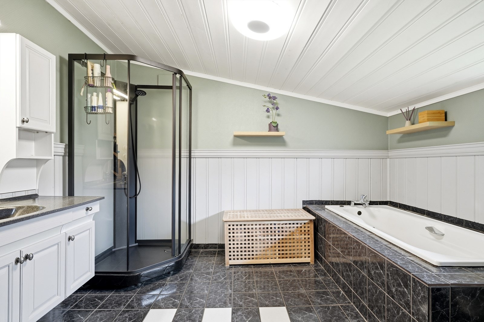 Stort og innholdsrikt bad med både badekar og dusjkabinett. Galleribilde