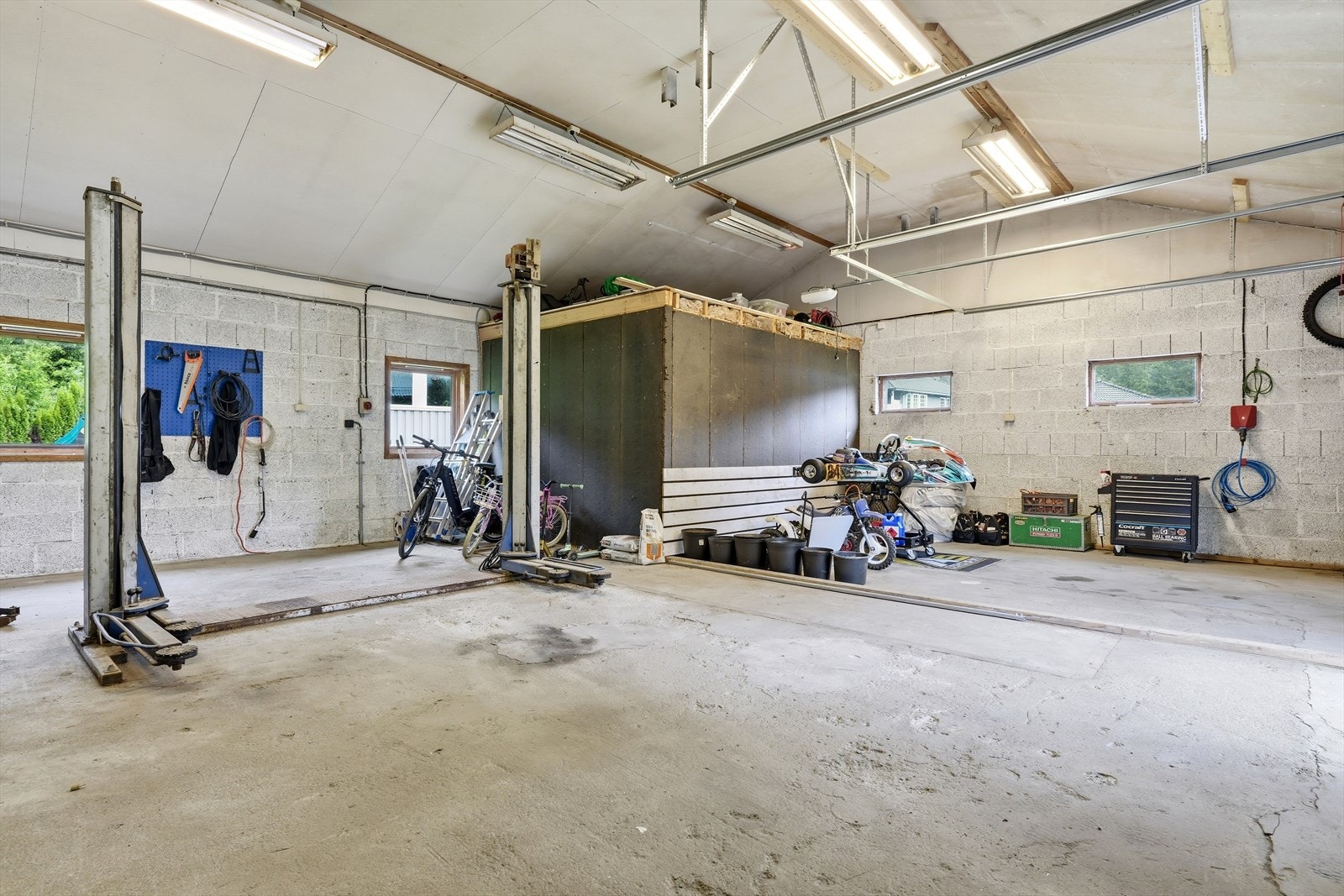 En løftebukk for bil er installert, noe som gir unike muligheter for mekking og vedlikehold. Galleribilde