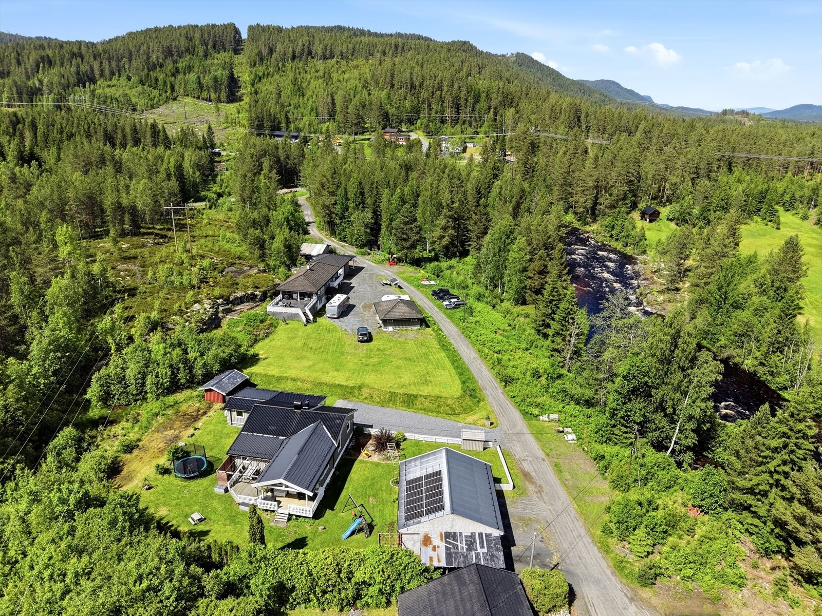 Romslig tomt med stor hage og flere uteplasser. Galleribilde
