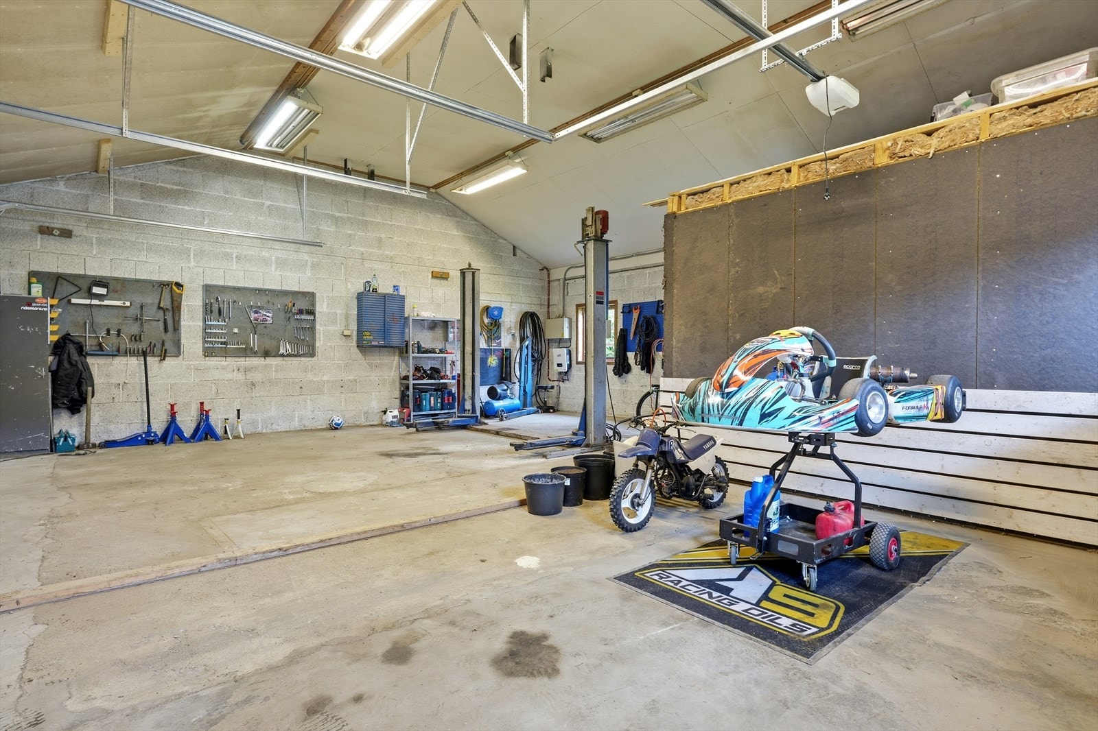 Garasjen har god takhøyde og et stort gulvareal, ideelt for den bil- eller motorinteresserte. Galleribilde