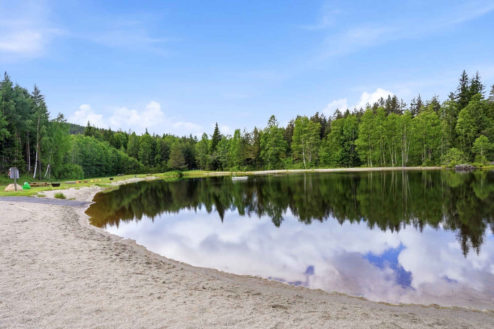 Kort vei til badeplass med sandstrand, et populært samlingspunkt på varme dager. Galleribilde