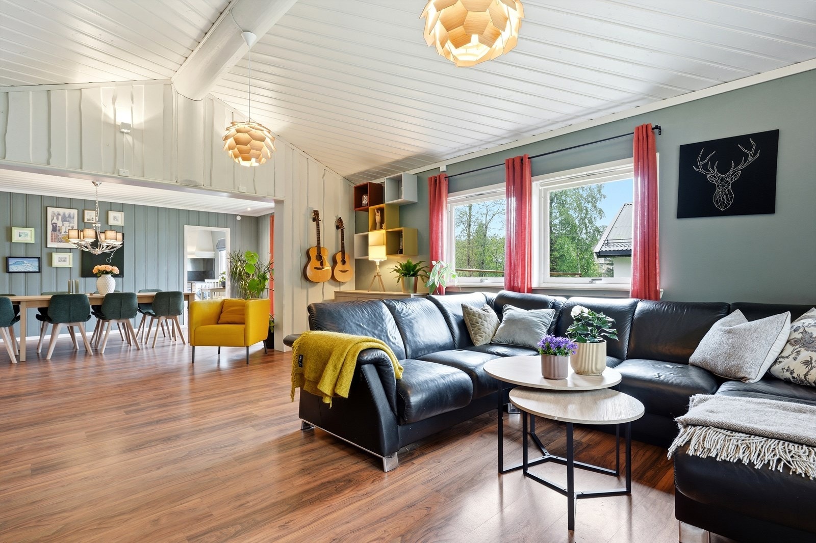 Stuen er delt inn i flere soner, med god plass til en stor sofagruppe. Galleribilde